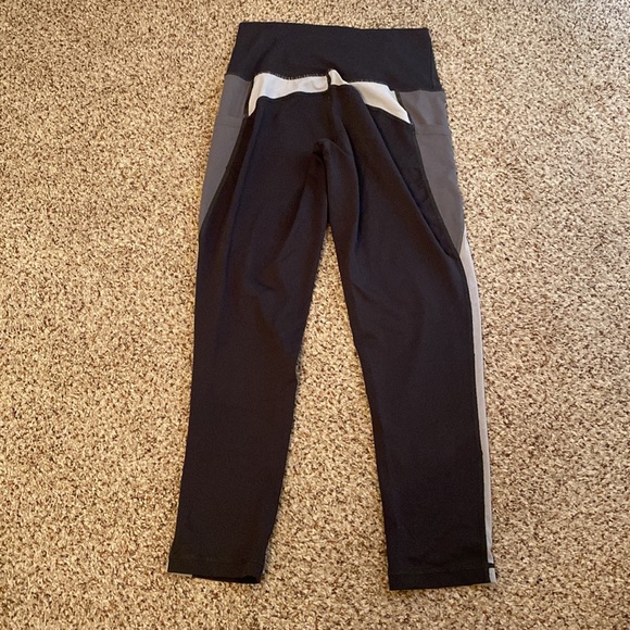 Aerie Grey Cropped Leggings with pockets and mesh detailing| Size: M - Picture 4 of 4